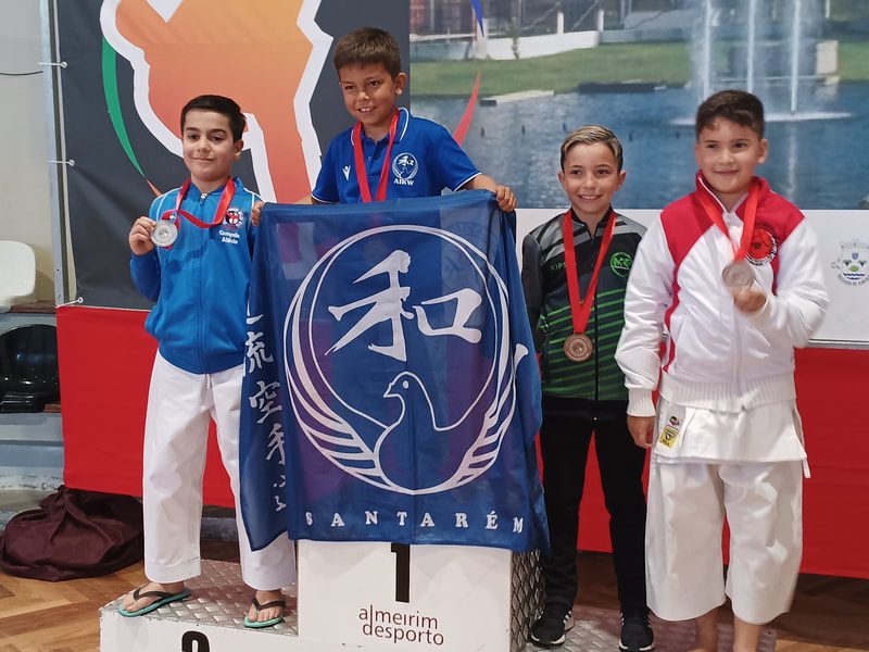 Atletas da AIKW no pódio com a bandeira da associação